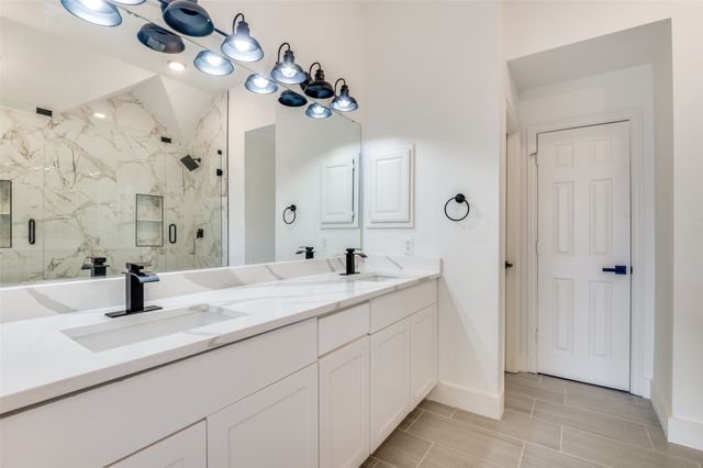 6215 Kingswood Drive, Arlington, TX 76001