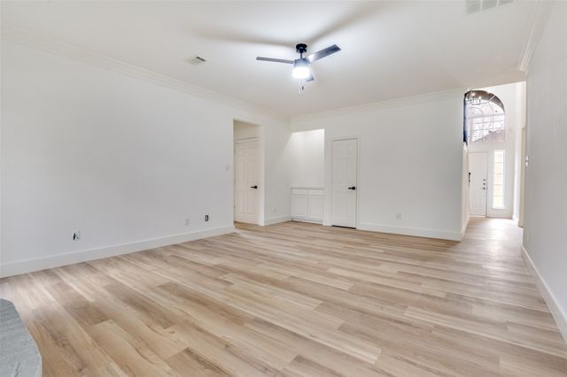 6215 Kingswood Drive, Arlington, TX 76001