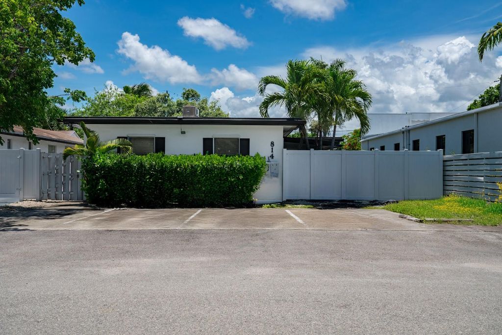 814 NE 14 Place 2, Fort Lauderdale, FL 33304