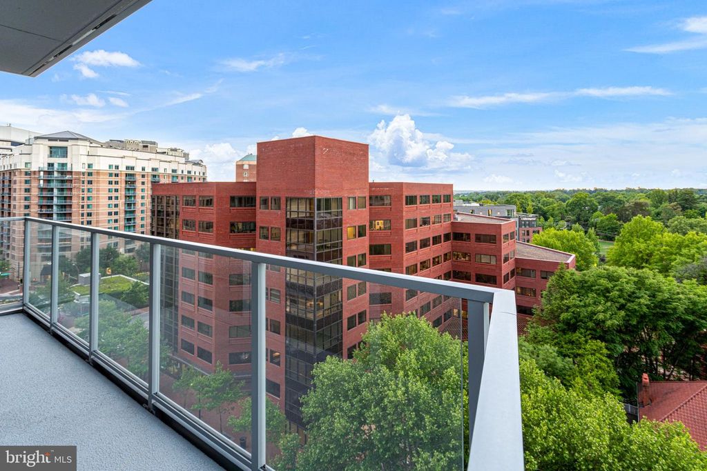 Image 10 of property listing at 4960 FAIRMONT AVE #905, Bethesda, MD 20814