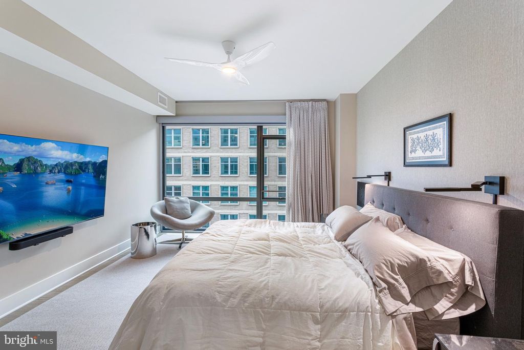 Image 13 of property listing at 4960 FAIRMONT AVE #905, Bethesda, MD 20814