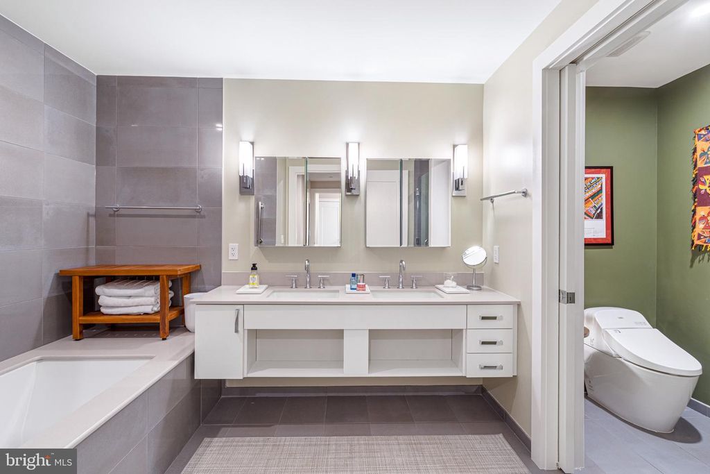 Image 15 of property listing at 4960 FAIRMONT AVE #905, Bethesda, MD 20814