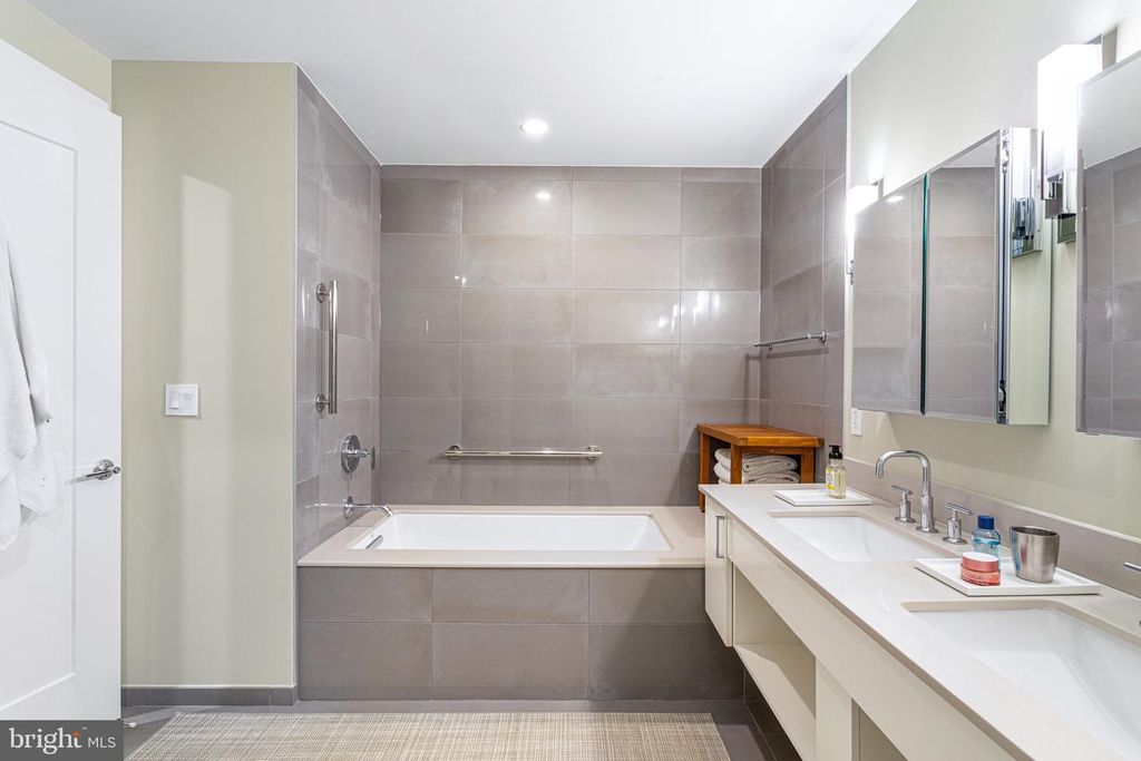 Image 16 of property listing at 4960 FAIRMONT AVE #905, Bethesda, MD 20814