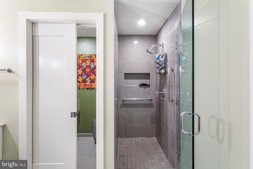 Image 17 of property listing at 4960 FAIRMONT AVE #905, Bethesda, MD 20814