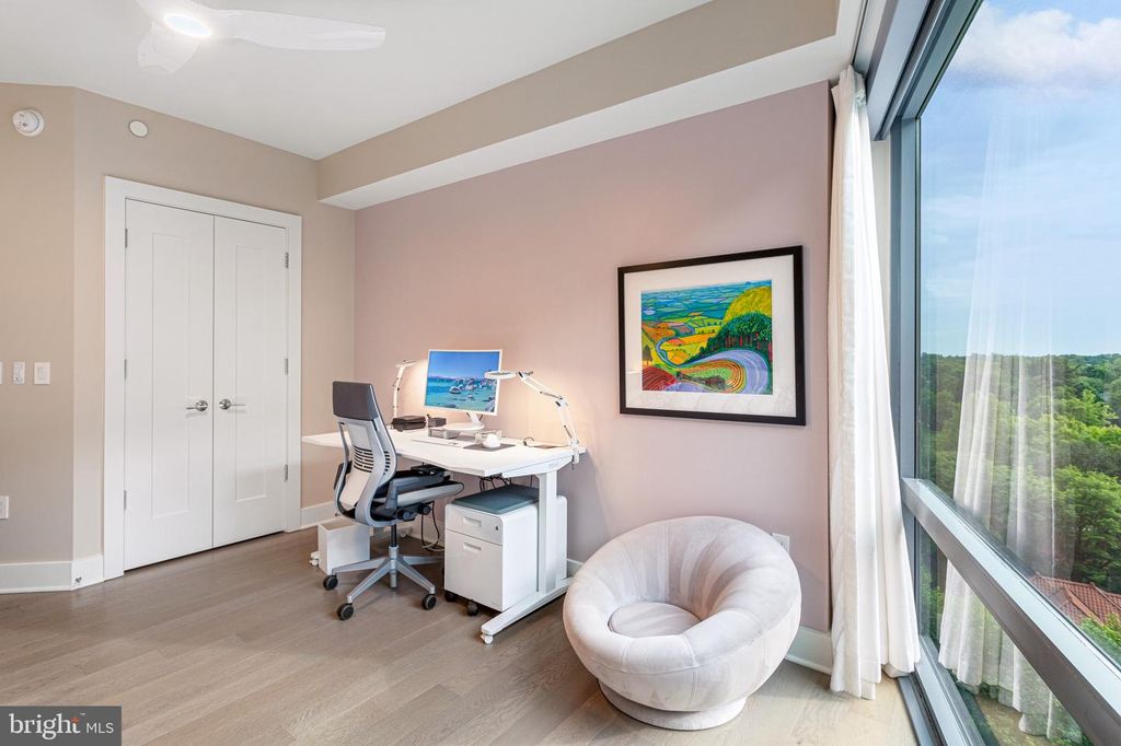 Image 19 of property listing at 4960 FAIRMONT AVE #905, Bethesda, MD 20814