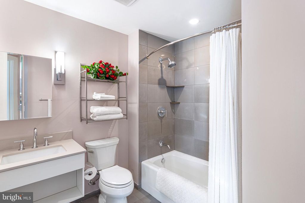 Image 20 of property listing at 4960 FAIRMONT AVE #905, Bethesda, MD 20814