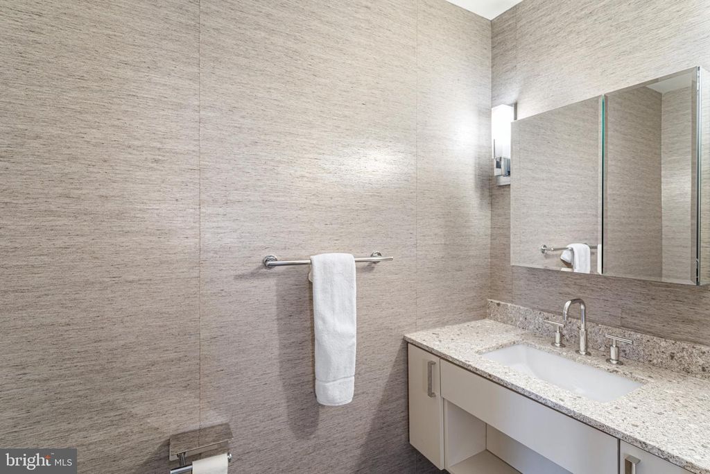 Image 23 of property listing at 4960 FAIRMONT AVE #905, Bethesda, MD 20814