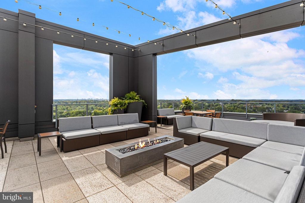 Image 29 of property listing at 4960 FAIRMONT AVE #905, Bethesda, MD 20814