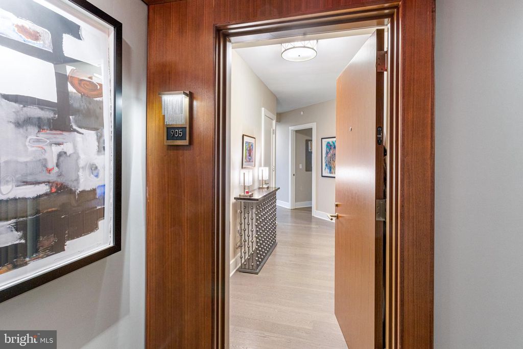 Image 3 of property listing at 4960 FAIRMONT AVE #905, Bethesda, MD 20814