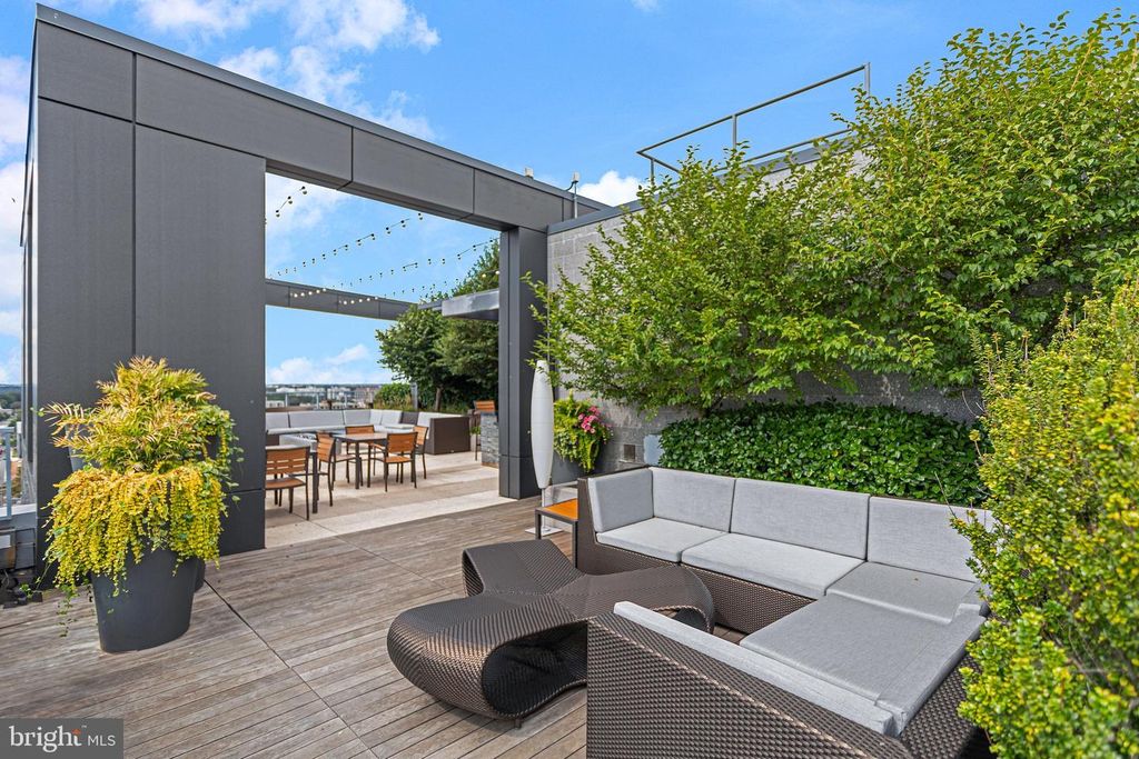 Image 30 of property listing at 4960 FAIRMONT AVE #905, Bethesda, MD 20814