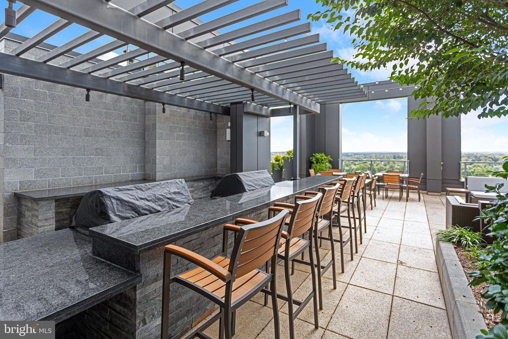Image 31 of property listing at 4960 FAIRMONT AVE #905, Bethesda, MD 20814