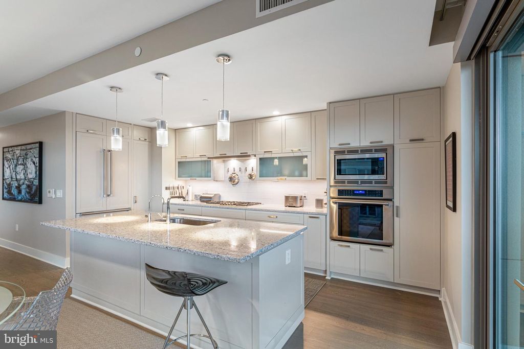 Image 6 of property listing at 4960 FAIRMONT AVE #905, Bethesda, MD 20814