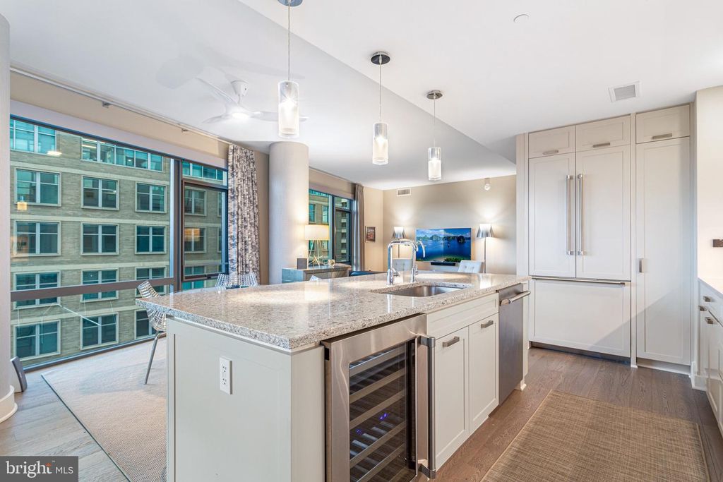 Image 7 of property listing at 4960 FAIRMONT AVE #905, Bethesda, MD 20814