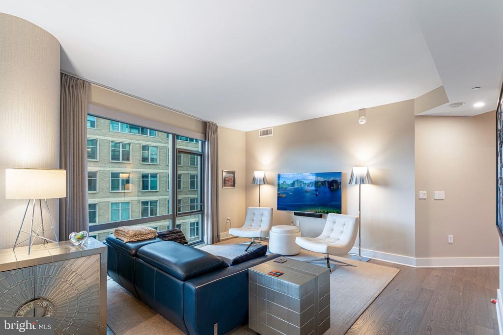 Image 9 of property listing at 4960 FAIRMONT AVE #905, Bethesda, MD 20814