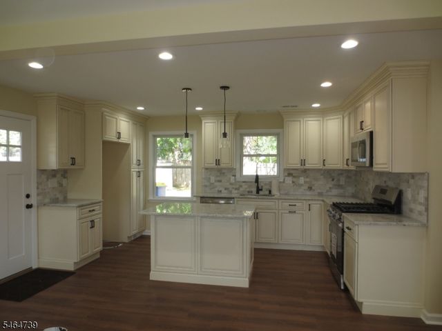 104 Andrew St, Green Brook Twp., NJ 08812