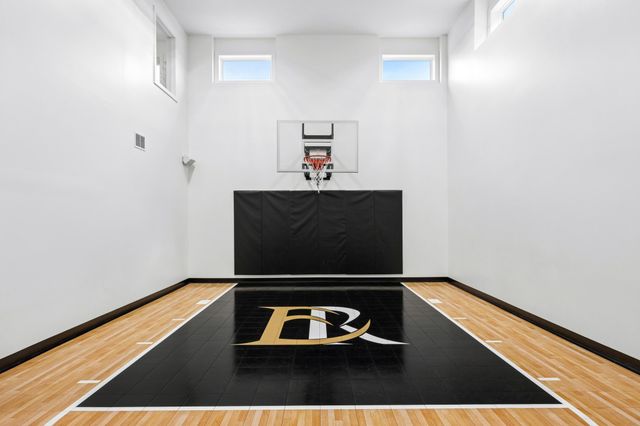 9236 Red Oak Trail, Woodbury, MN 55129