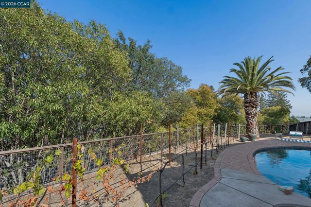 61 St. Thomas Ln, Pleasant Hill, CA 94523