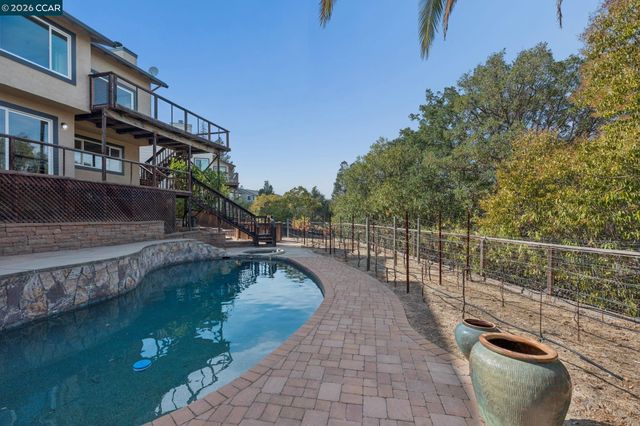 61 St. Thomas Ln, Pleasant Hill, CA 94523