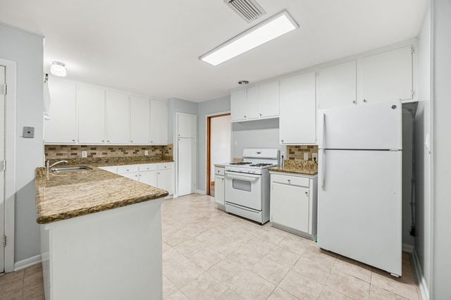 2019 Woodvine Drive, Houston, TX 77055