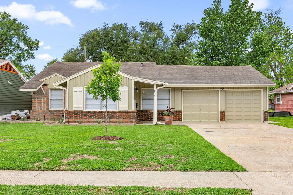 2019 Woodvine Drive, Houston, TX 77055