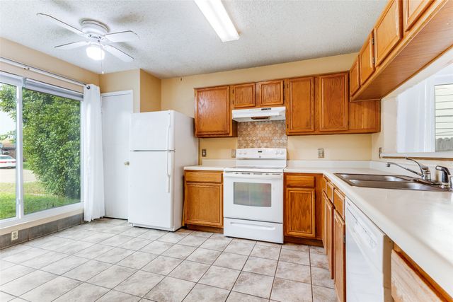 4617 Feathercrest Drive, Fort Worth, TX 76137