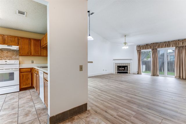 4617 Feathercrest Drive, Fort Worth, TX 76137