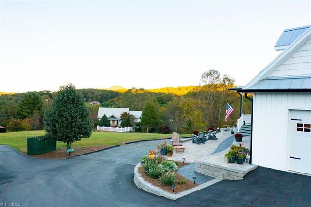 461 Chestnut Ridge Drive, Jefferson, NC 28640