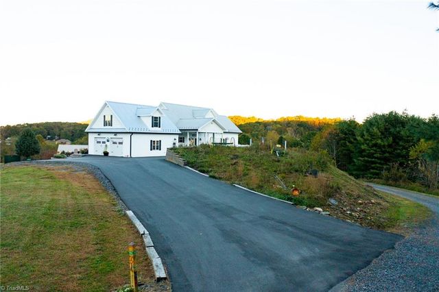 461 Chestnut Ridge Drive, Jefferson, NC 28640