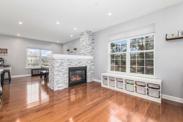 770 Lambert Lane 96-6, Bartlett, IL 60103