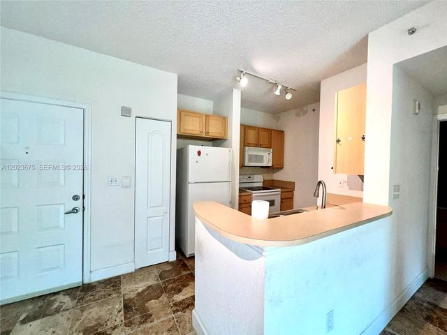 6001 SW 70th St 454, South Miami, FL 33143