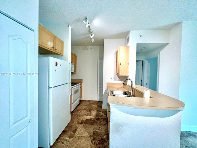 6001 SW 70th St 454, South Miami, FL 33143