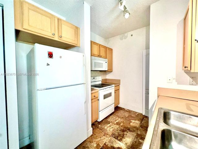 6001 SW 70th St 454, South Miami, FL 33143