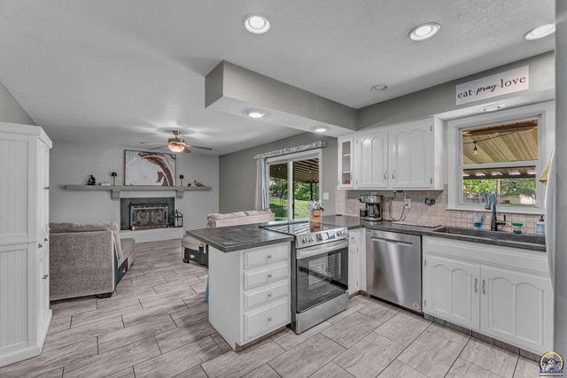 5018 NW Dawdy DR, Topeka, KS 66618