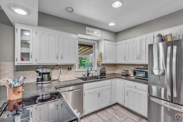 5018 NW Dawdy DR, Topeka, KS 66618