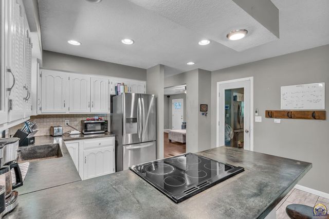 5018 NW Dawdy DR, Topeka, KS 66618