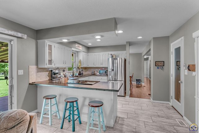 5018 NW Dawdy DR, Topeka, KS 66618