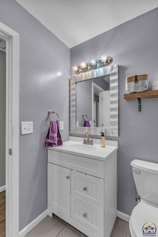 5018 NW Dawdy DR, Topeka, KS 66618