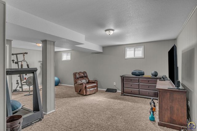 5018 NW Dawdy DR, Topeka, KS 66618