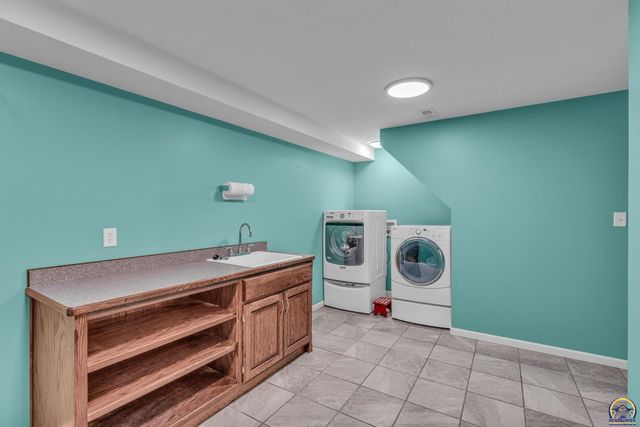 5018 NW Dawdy DR, Topeka, KS 66618