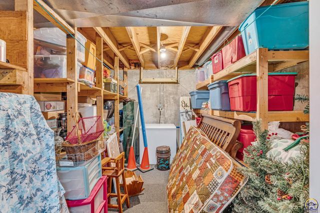 5018 NW Dawdy DR, Topeka, KS 66618