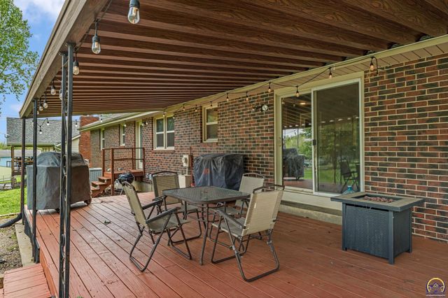 5018 NW Dawdy DR, Topeka, KS 66618