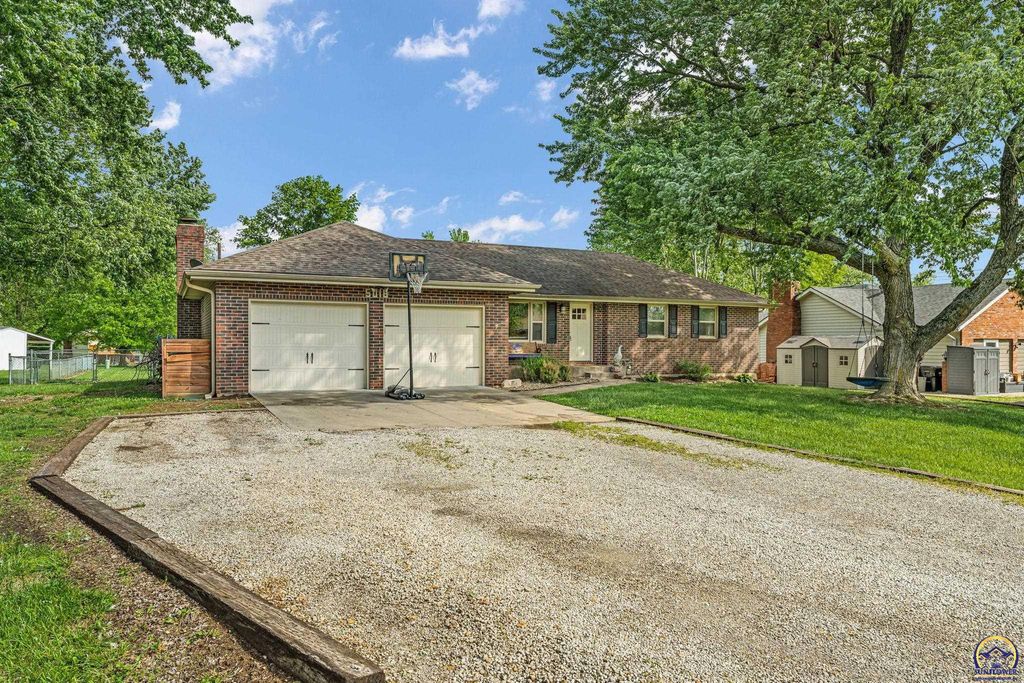 5018 NW Dawdy DR, Topeka, KS 66618