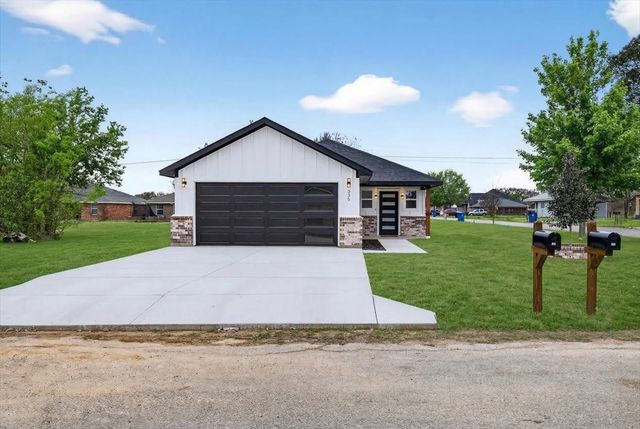 335 Flying Bridge, Gun Barrel City, TX 75156
