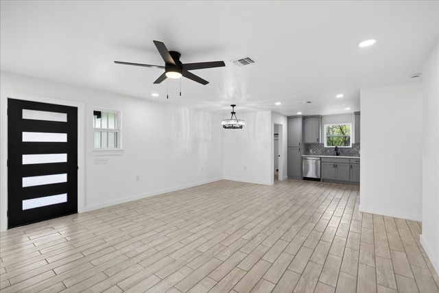 335 Flying Bridge, Gun Barrel City, TX 75156