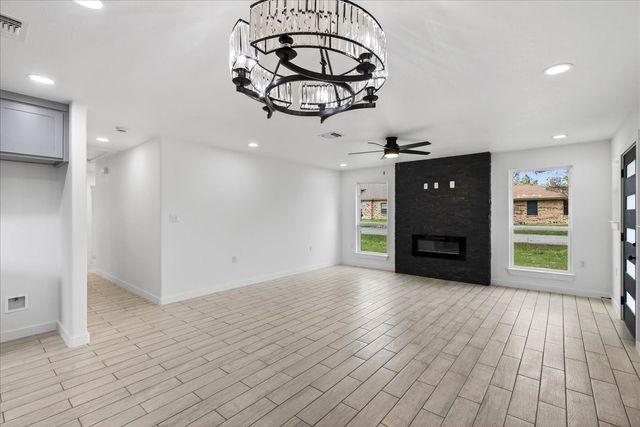 335 Flying Bridge, Gun Barrel City, TX 75156