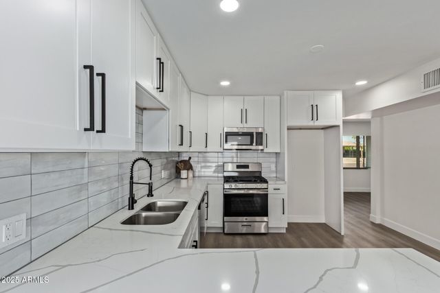 2163 W VILLAGE Drive, Phoenix, AZ 85023