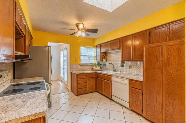 1724 Red Bud Lane, Euless, TX 76039