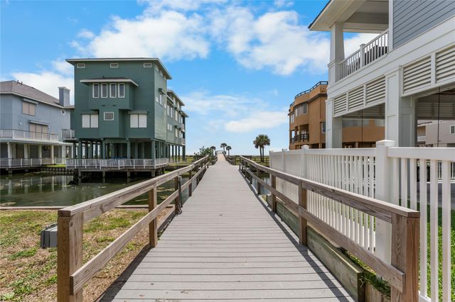 16 Blue Heron Circle, Jamaica Beach, TX 77554