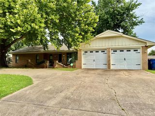 205 Meadowdale Drive, Chickasha, OK 73018
