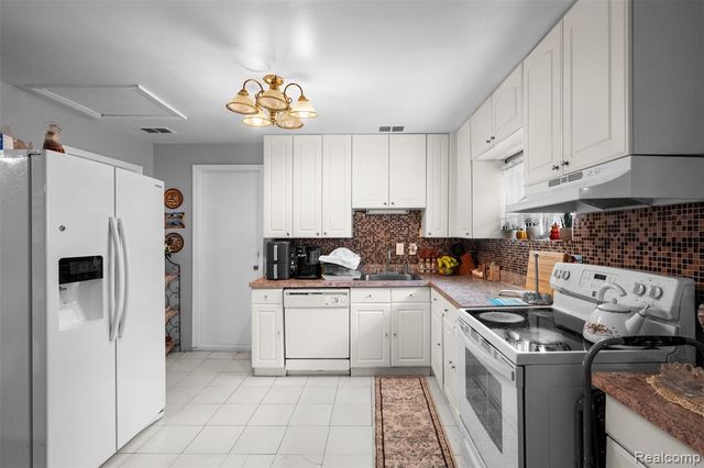 1325 E Lake Drive, Novi, MI 48377